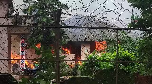 ओडिशा : पुलिस पर मादक पदार्थ तस्करी का आरोप, फिर आम लोगों ने दी ऐसी सजा, थाना ही फूंक डाला, घटना फिरिंगिया थाने में हुई, थाना फूंकने के बाद जाम कर दी सड़क, कुछ पुलिसकर्मी हुए घायल, आरोपों की होगी जांच